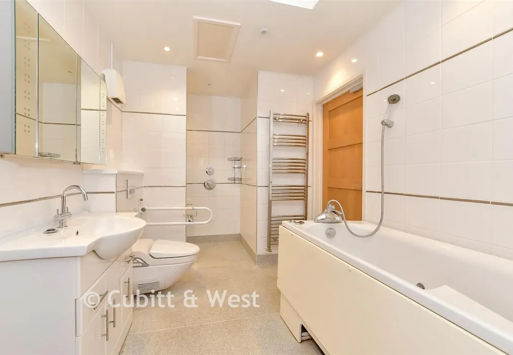 En-Suite Bathroom - Bourne Close, Horndean, Waterlooville, Hampshire - Wards of Kent