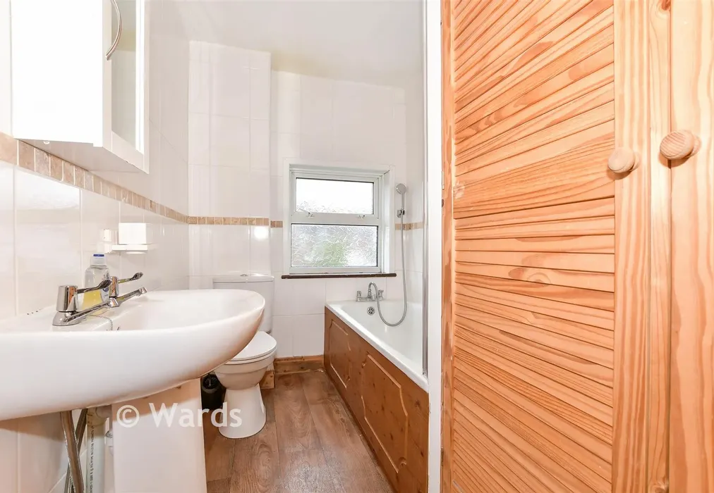 Bathroom - Thornhill Place, Maidstone, Kent - Wards of Kent