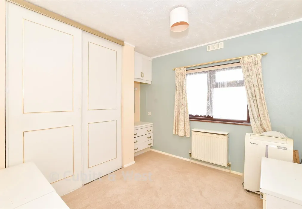 Bedroom 2 - Nutbourne Park, Nutbourne, Chichester, West Sussex - Wards of Kent