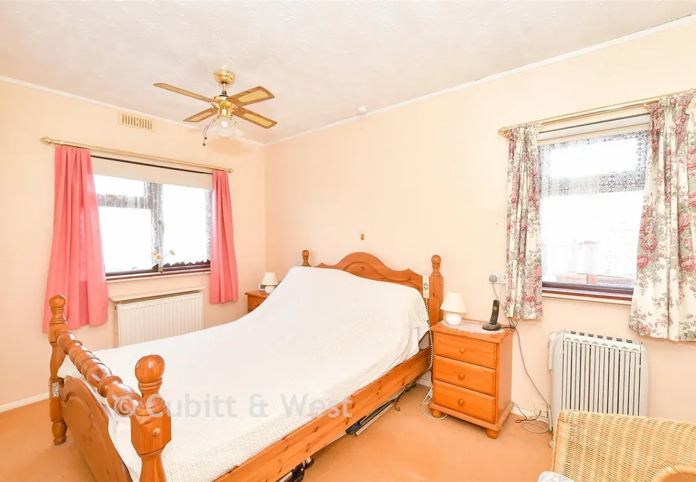 Bedroom 1 - Nutbourne Park, Nutbourne, Chichester, West Sussex - Wards of Kent