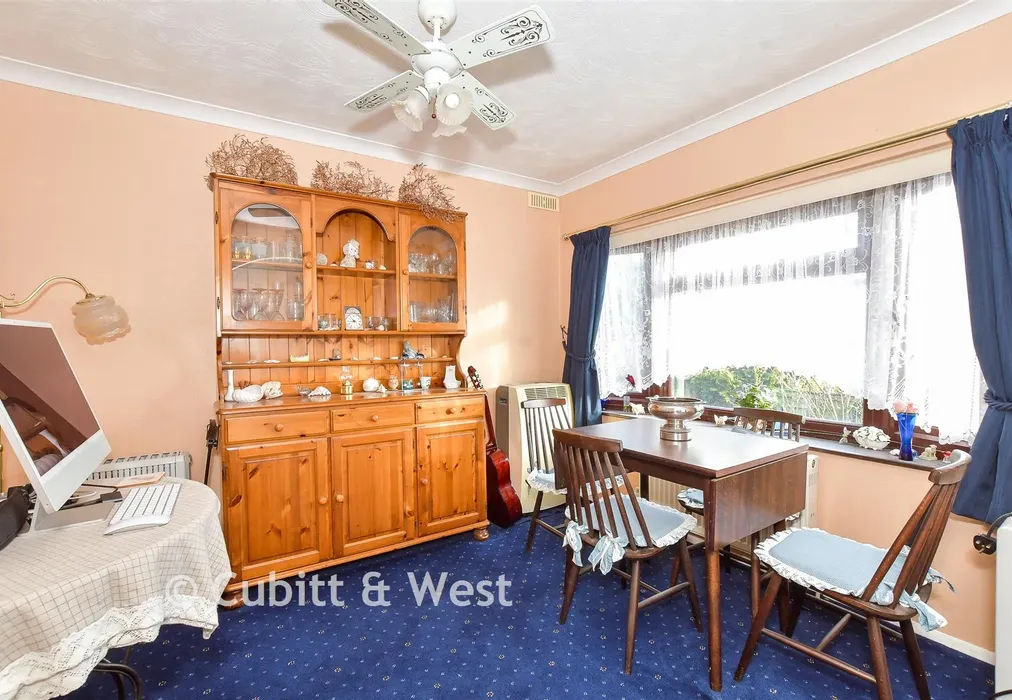 Dining Area - Nutbourne Park, Nutbourne, Chichester, West Sussex - Wards of Kent