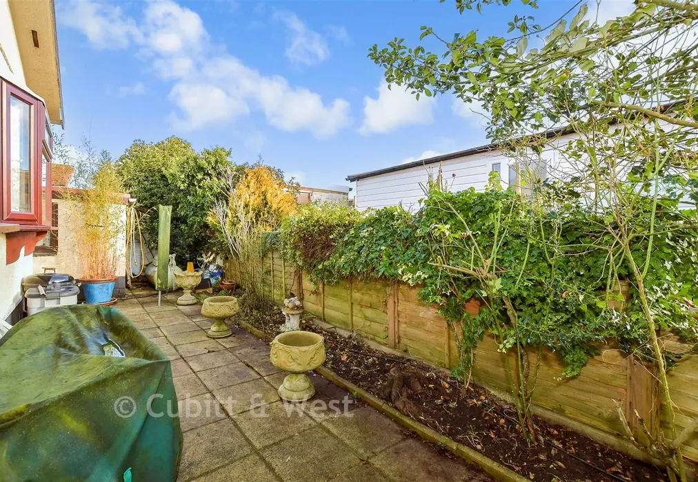 Rear Garden - Nutbourne Park, Nutbourne, Chichester, West Sussex - Wards of Kent
