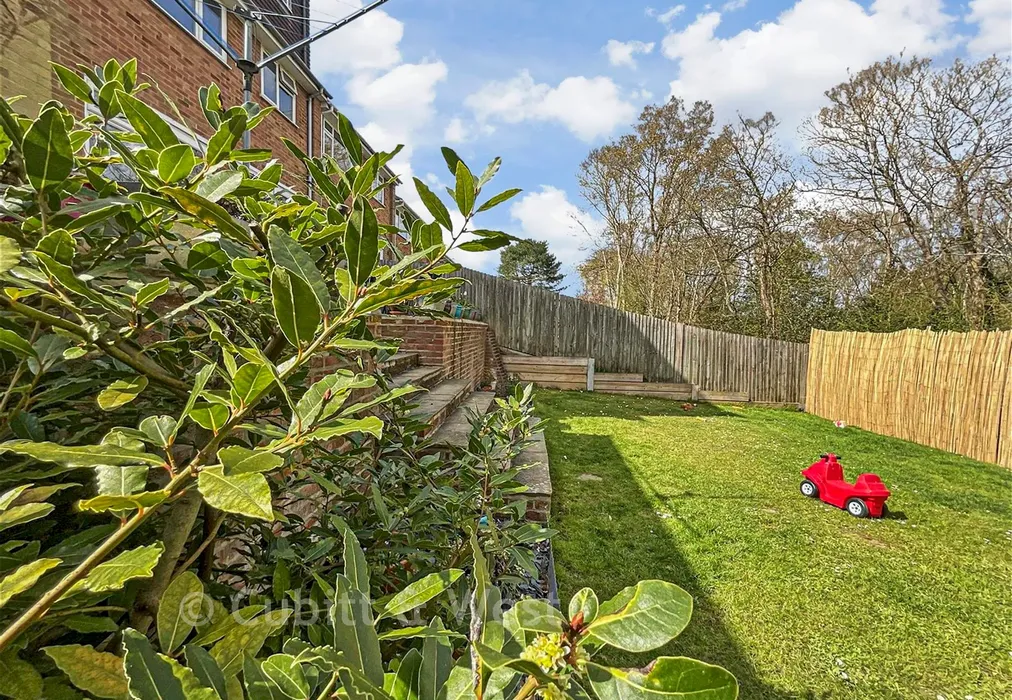 Garden - Eccles Hill, North Holmwood, Dorking, Surrey - Wards of Kent