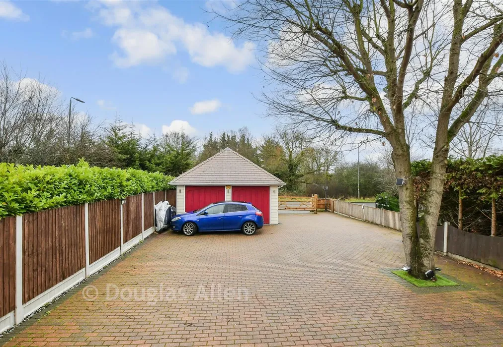 Driveway/Parking - Hornbeam Way, Laindon, Basildon, Essex - Wards of Kent