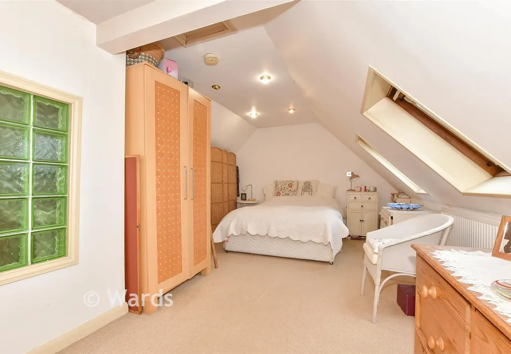 Bedroom 1 - Bekesbourne Hill, Bekesbourne, Canterbury, Kent - Wards of Kent