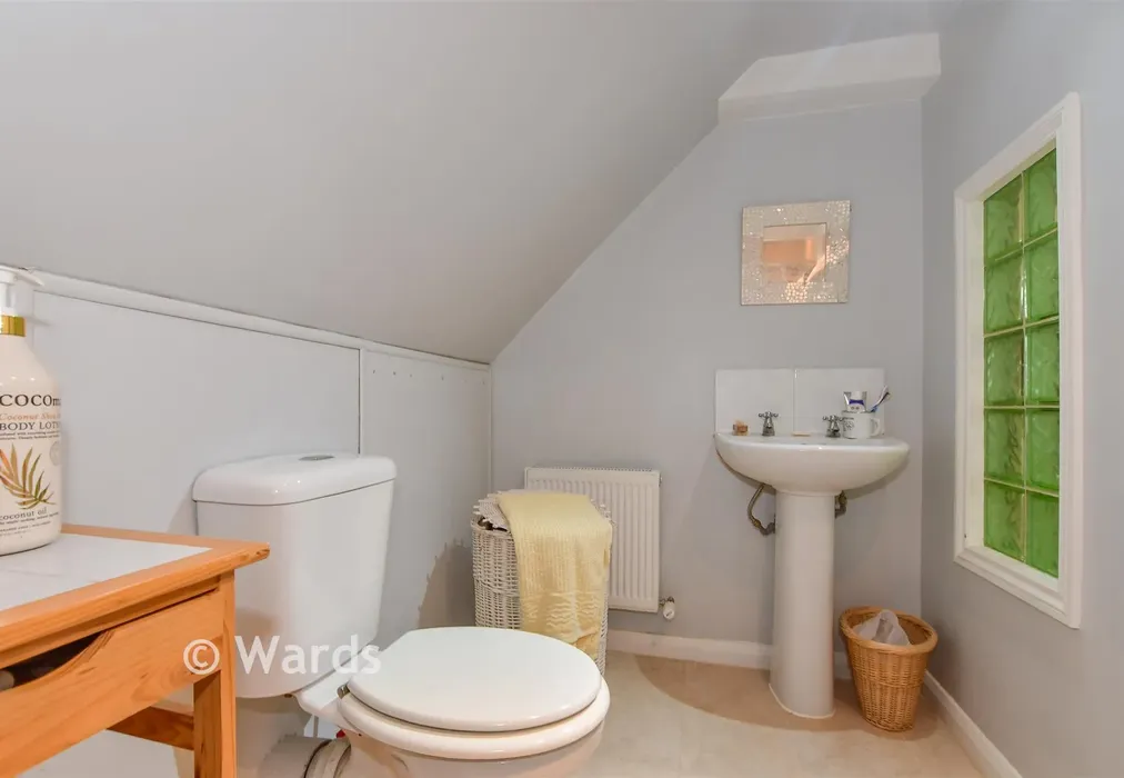 En-Suite - Bekesbourne Hill, Bekesbourne, Canterbury, Kent - Wards of Kent