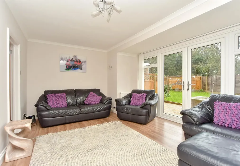 Lounge - Racefield Close, Shorne, Gravesend, Kent - Wards of Kent