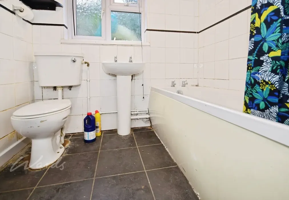 mills bathroom - Mills Terrace Chatham ME4 - Wards of Kent