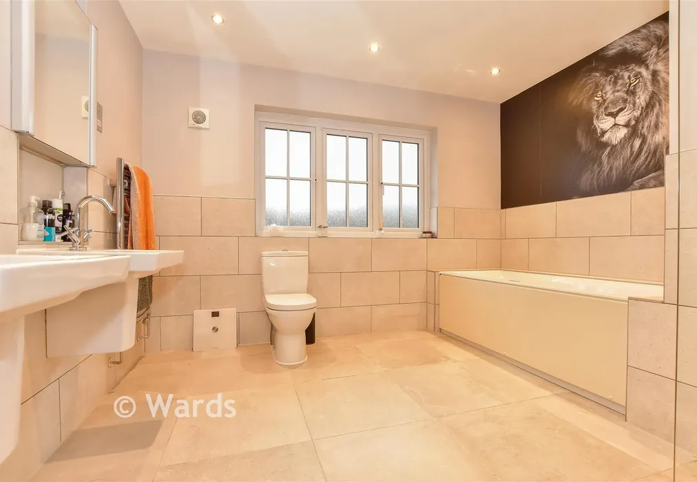 En-Suite Bathroom. - Quarry Road, Ryarsh, West Malling, Kent - Wards of Kent