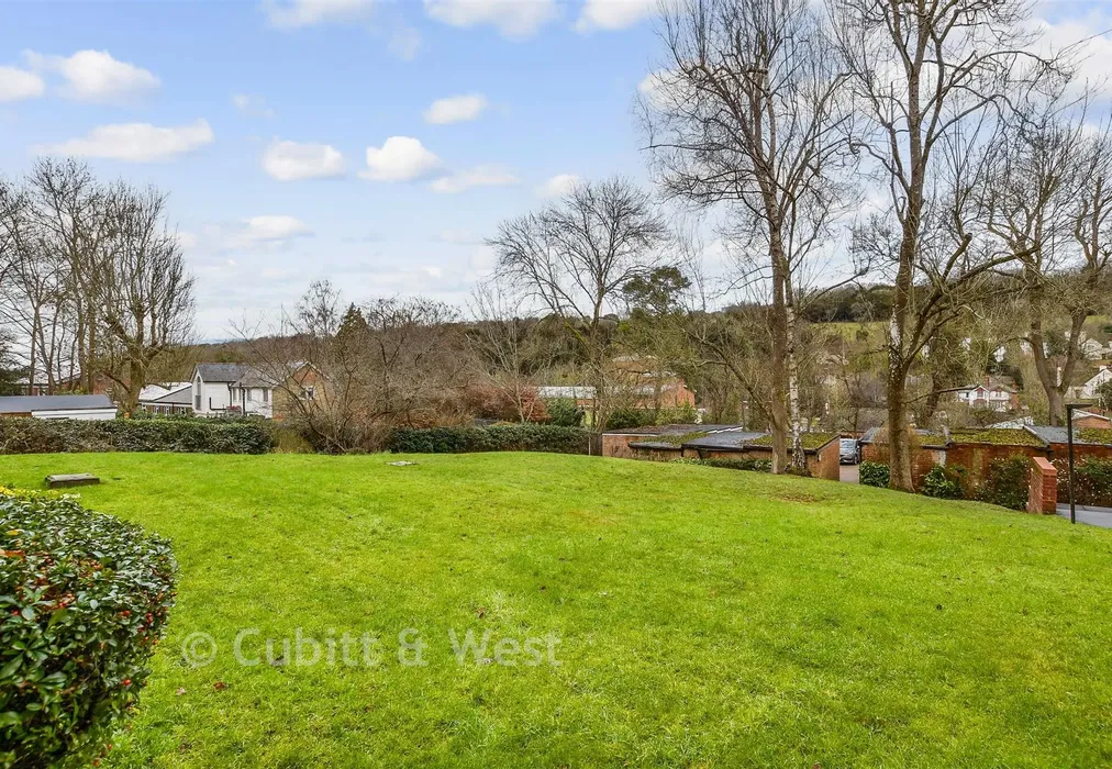 Communal Gardens - Bader Close, Kenley, Surrey - Wards of Kent