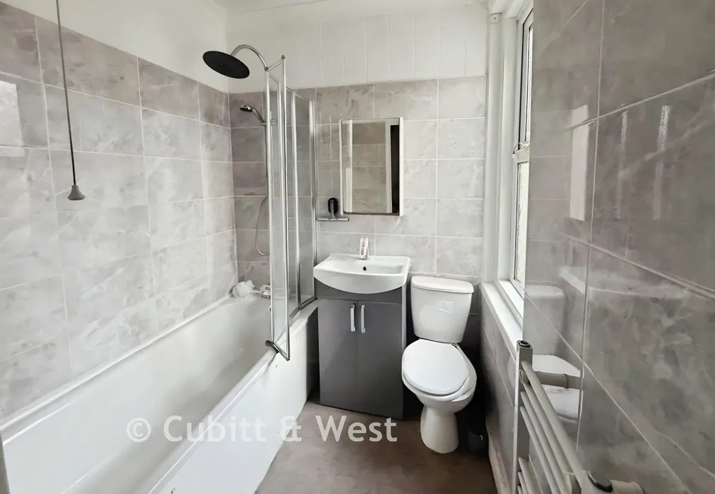 Bathroom - Dover Road, Portsmouth, Hampshire - Wards of Kent
