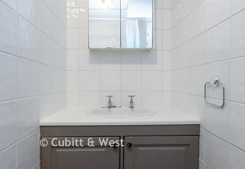 Bathroom - Downswood, Reigate, Surrey - Wards of Kent