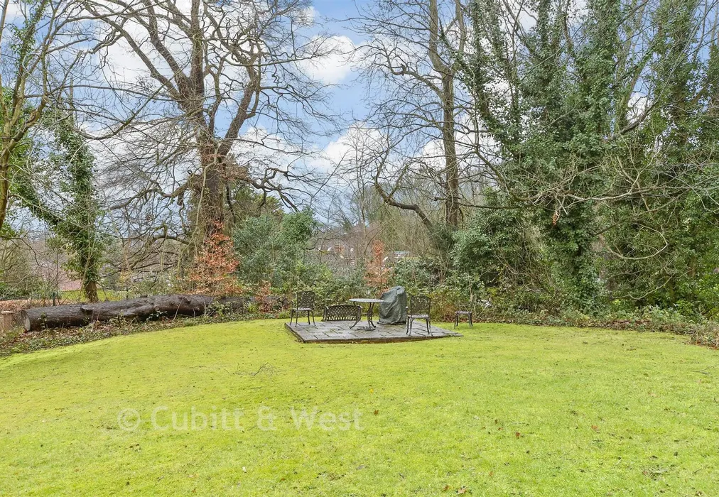 Communal Gardens - Downswood, Reigate, Surrey - Wards of Kent