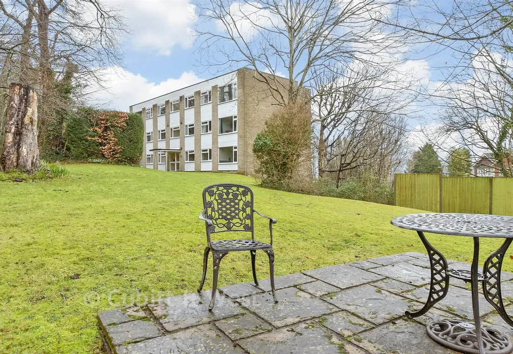 Communal Gardens - Downswood, Reigate, Surrey - Wards of Kent