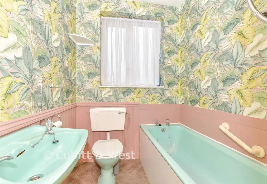 Bathroom - Emsworth Road, Portsmouth, Hampshire - Wards of Kent