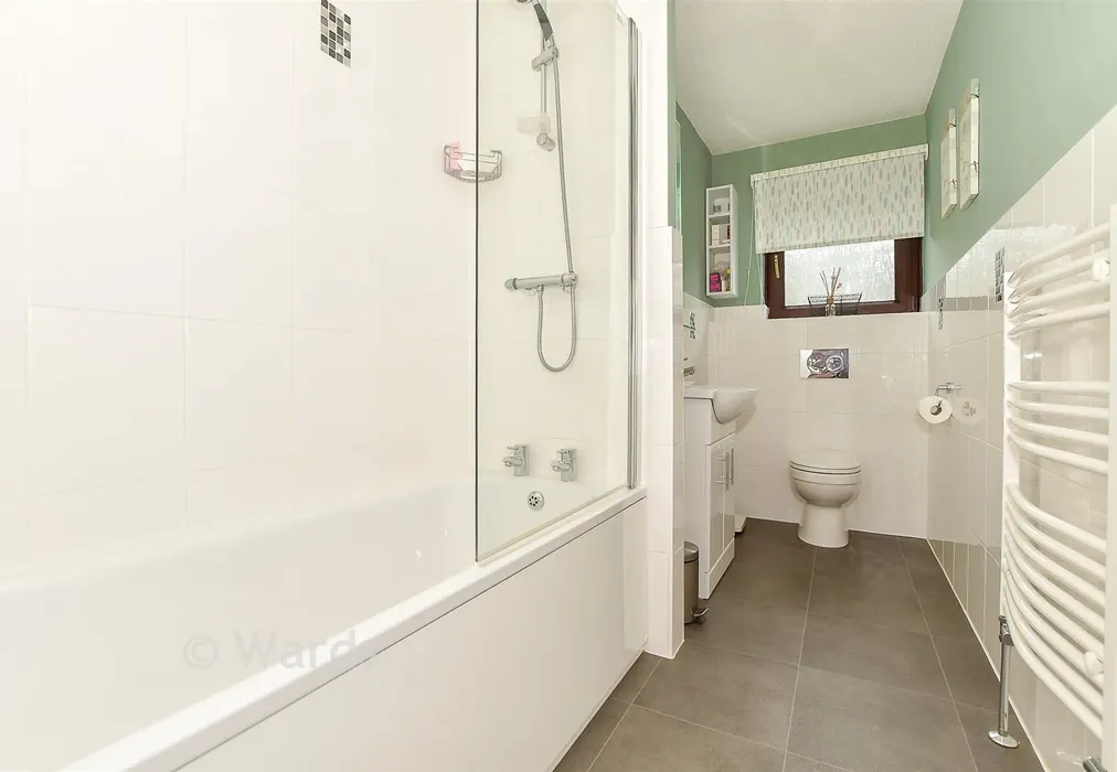 Bathroom - Beacon Walk, Tenterden, Kent - Wards of Kent