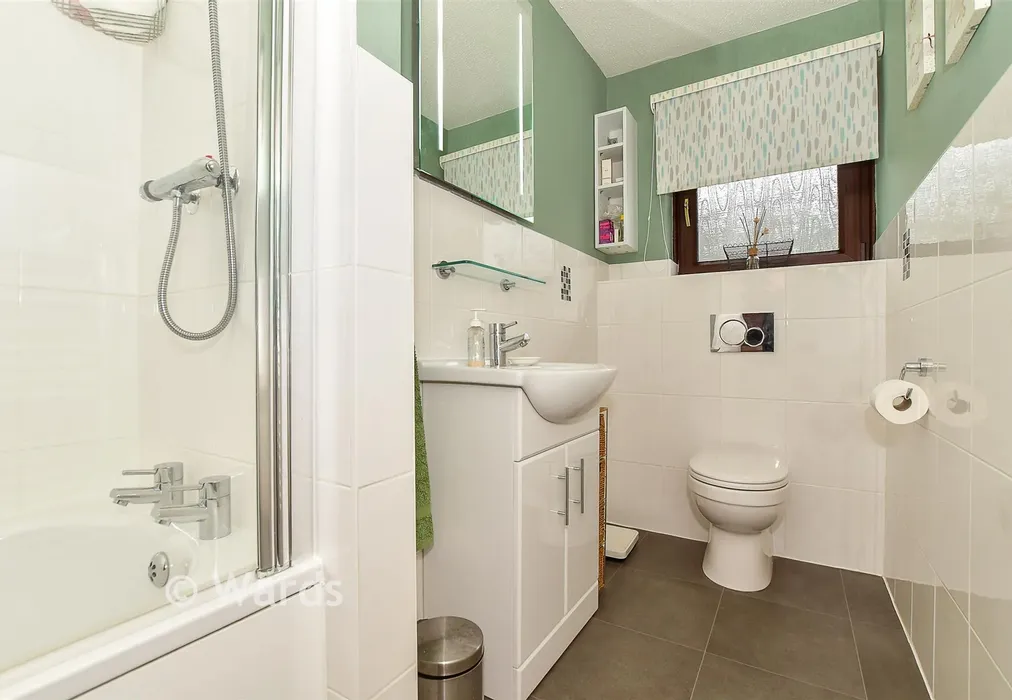 Bathroom - Beacon Walk, Tenterden, Kent - Wards of Kent