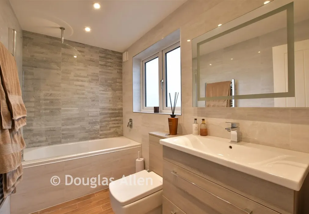 Bathroom - Ingreway, Harold Wood, Romford, Essex - Wards of Kent