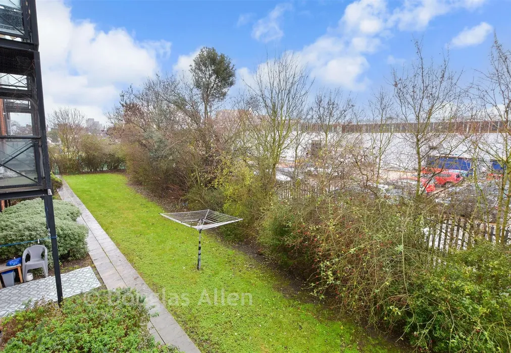 Communal Gardens - Piper Way, Ilford, Essex - Wards of Kent