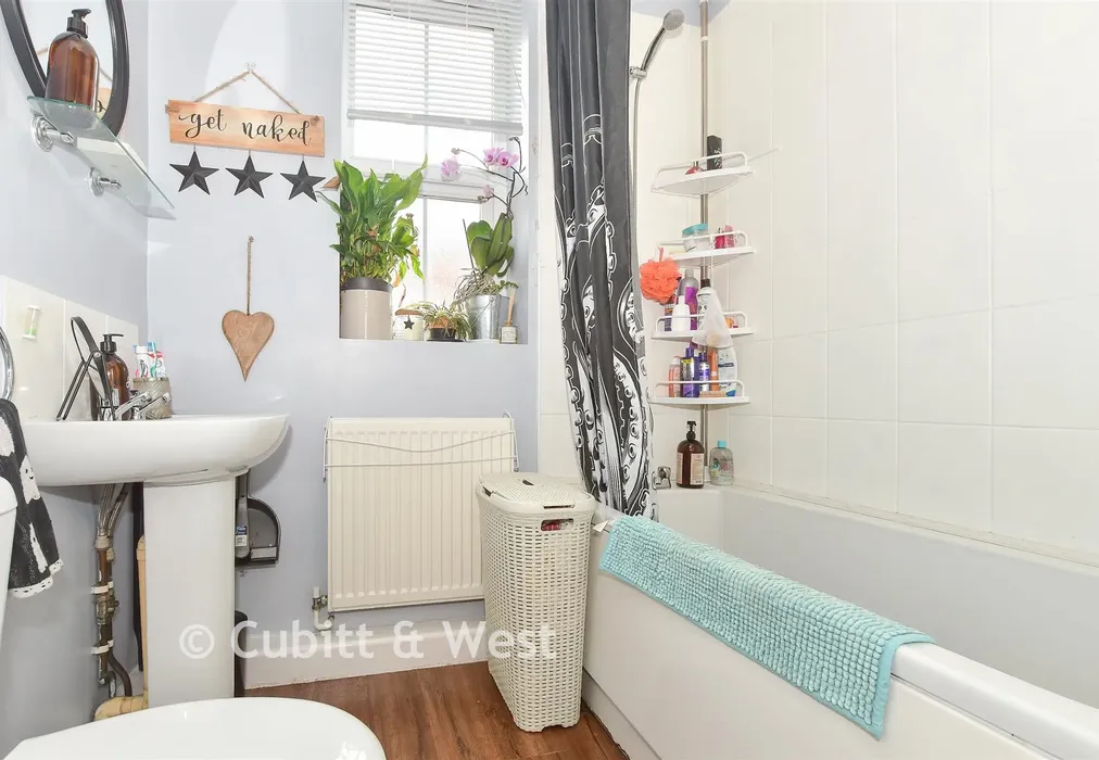 Bathroom - Framfield Road, Uckfield, East Sussex - Wards of Kent