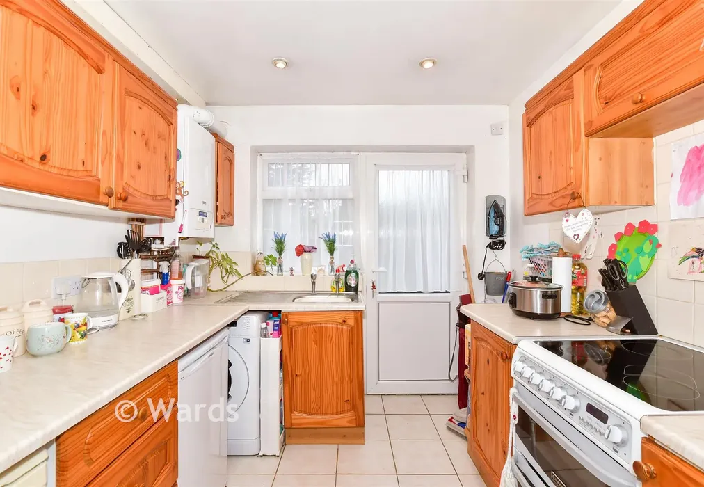 Kitchen - Mangravet Avenue, Maidstone, Kent - Wards of Kent