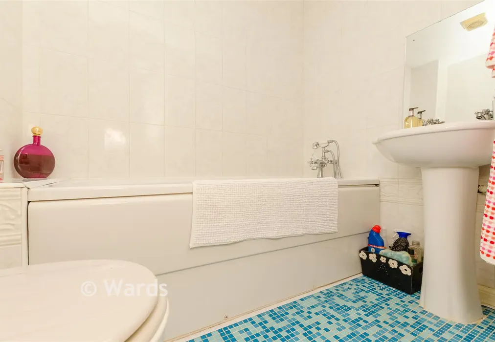 Bathroom - Warwick Way, Dartford, Kent - Wards of Kent