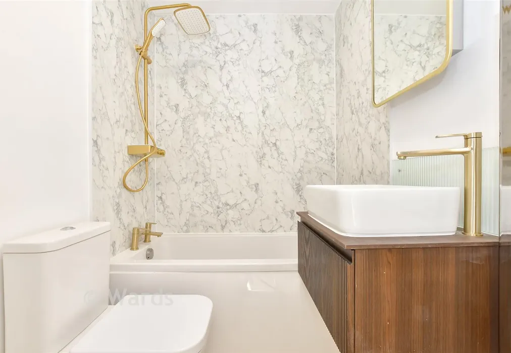 Bathroom - London Road, Canterbury, Kent - Wards of Kent