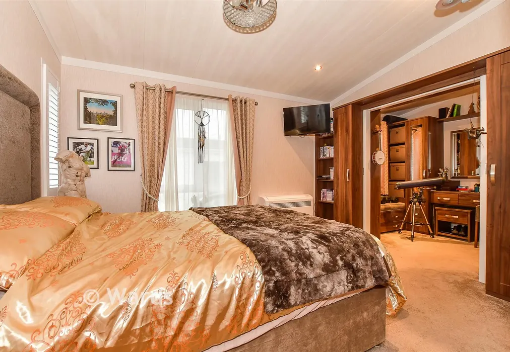 Bedroom 1 - Spill Lands Country Park, Biddenden, Ashford, Kent - Wards of Kent