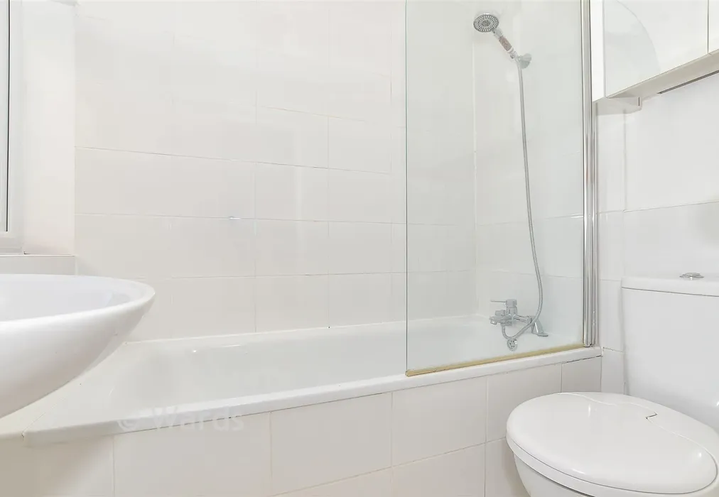 Bathroom - Woodside Road, Tonbridge, Kent - Wards of Kent