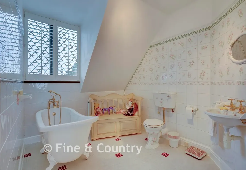 Bathroom - Bury Road, London - Wards of Kent