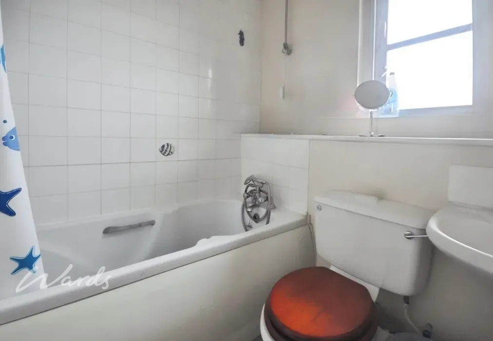 Bathroom - Clifton Walk Dartford DA2 - Wards of Kent