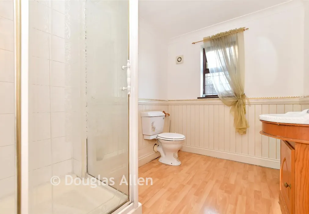 En-Suite - Westlake Avenue, Bowers Gifford, Basildon, Essex - Wards of Kent