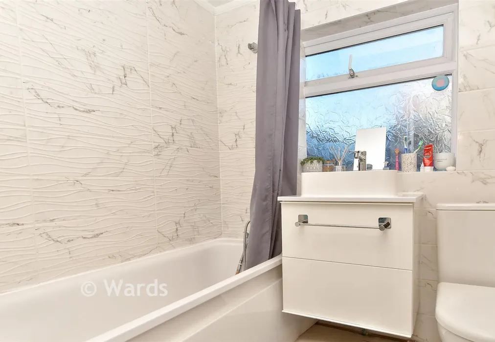 Bathroom - Waldeck Road, Dartford, Kent - Wards of Kent