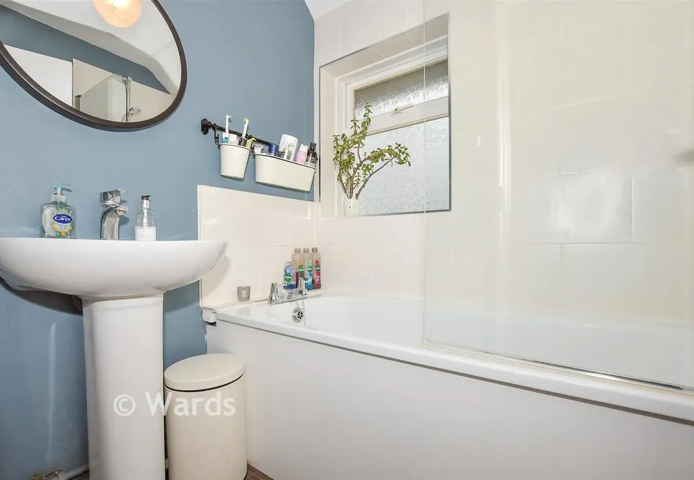 Bathroom - Cheshire Road, Maidstone, Kent - Wards of Kent