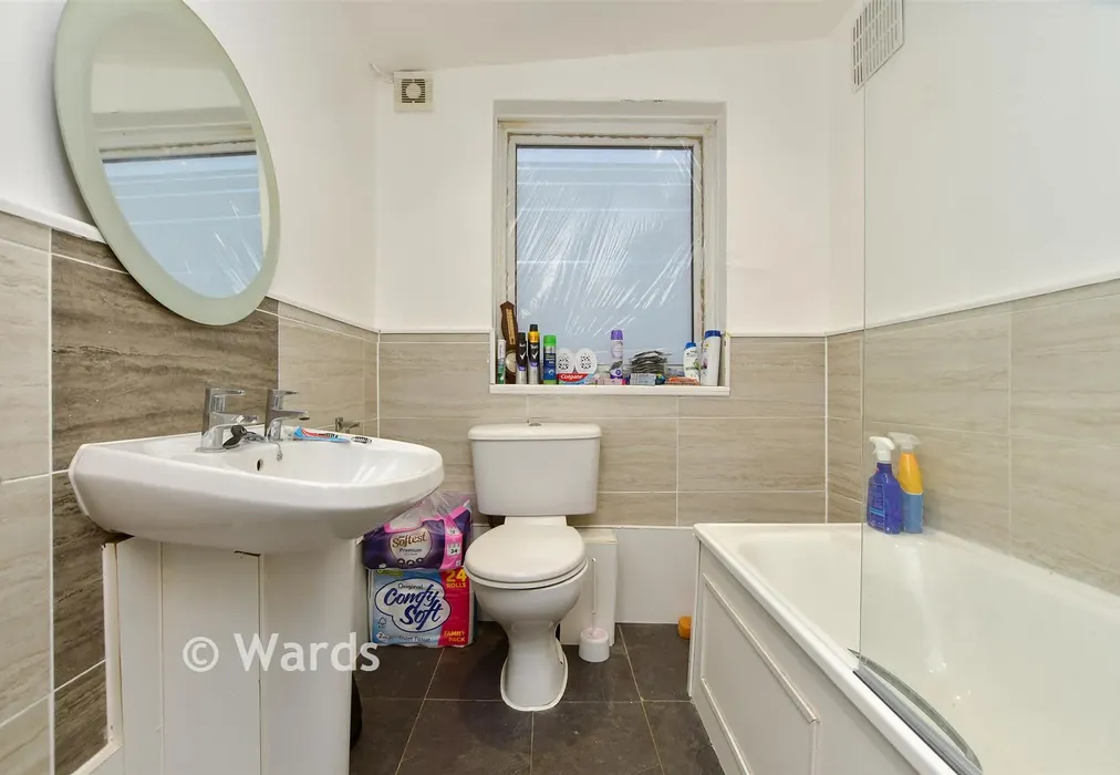 Bathroom - Victoria Road, Ramsgate, Kent - Wards of Kent