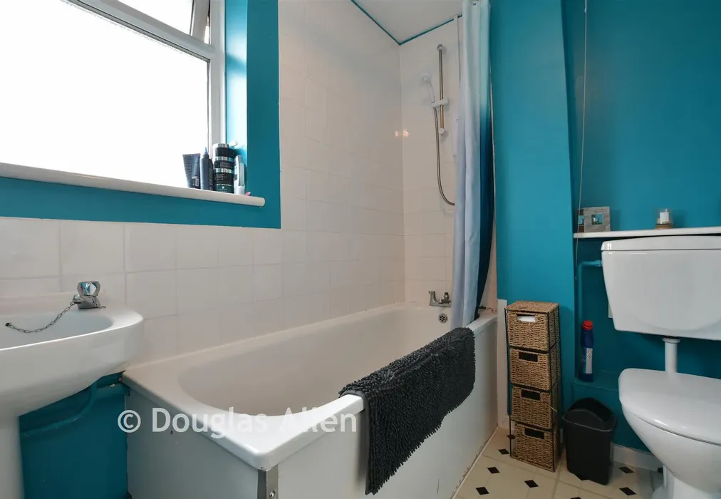 Bathroom - Victor Close, Hornchurch, Essex - Wards of Kent