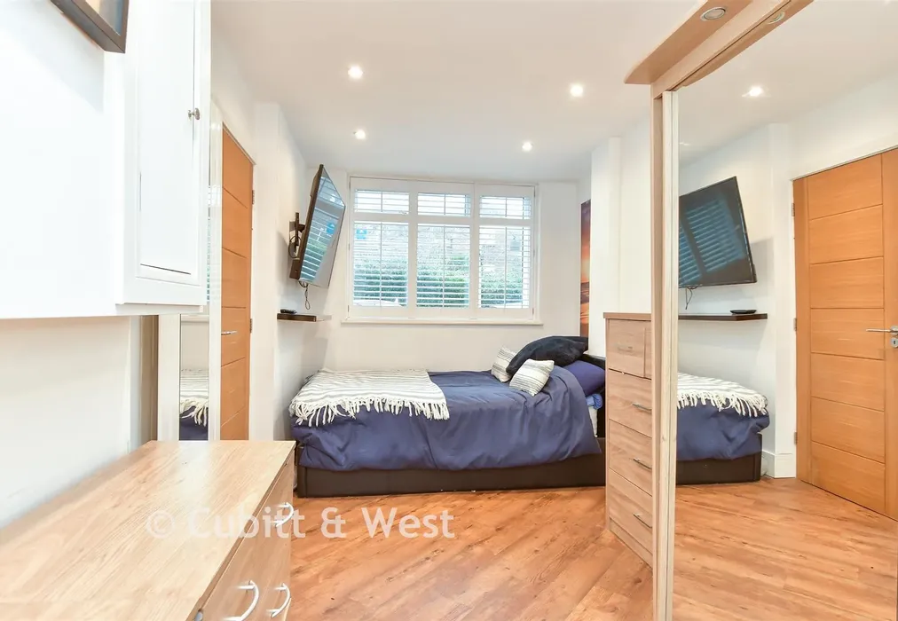 Bedroom 1 - Broadview Gardens, Worthing, West Sussex - Wards of Kent
