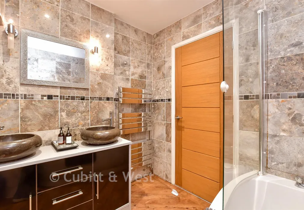 En-Suite Bathroom - Broadview Gardens, Worthing, West Sussex - Wards of Kent