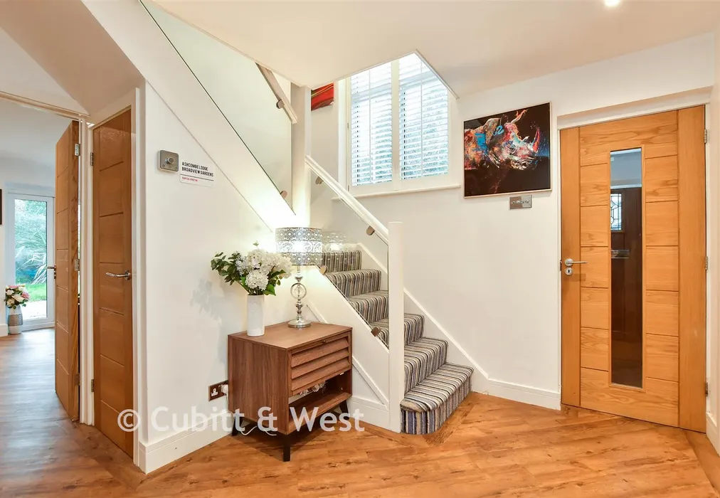 Entrance Hall - Broadview Gardens, Worthing, West Sussex - Wards of Kent
