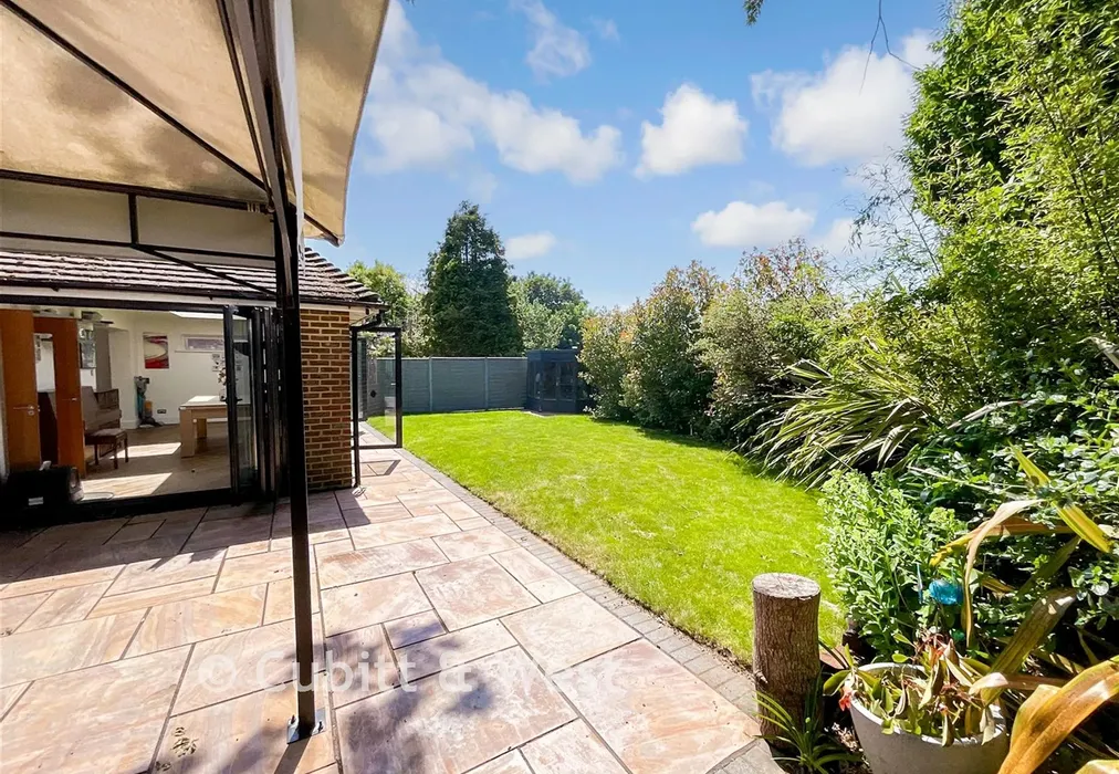 Garden - Broadview Gardens, Worthing, West Sussex - Wards of Kent