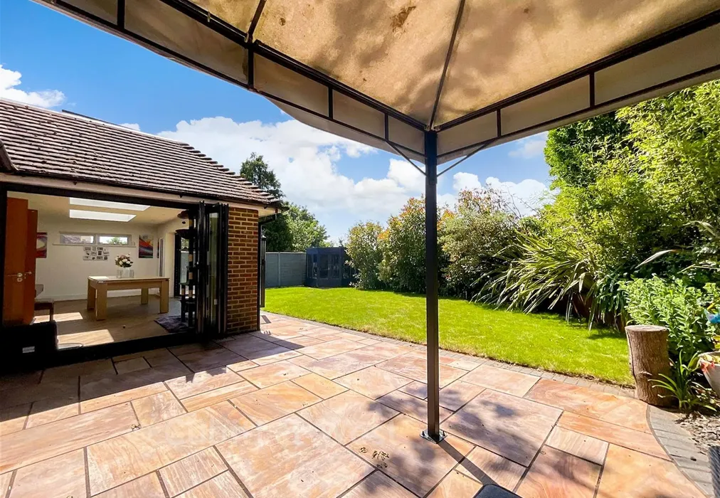 Garden - Broadview Gardens, Worthing, West Sussex - Wards of Kent