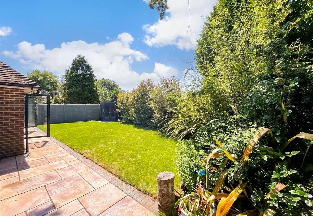 Garden - Broadview Gardens, Worthing, West Sussex - Wards of Kent