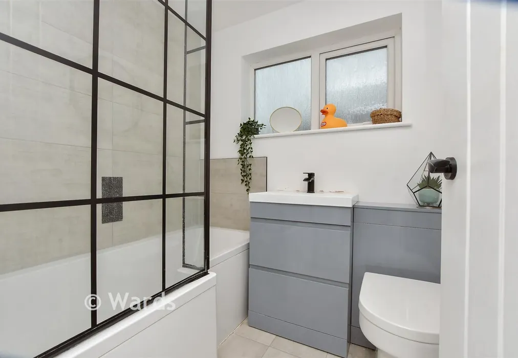 Bathroom - Rydal Avenue, Ramsgate, Kent - Wards of Kent