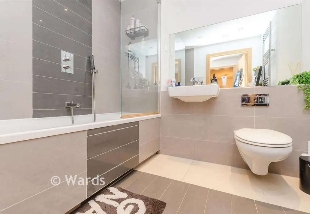 Bathroom - Creek Mill Way, Dartford, Kent - Wards of Kent