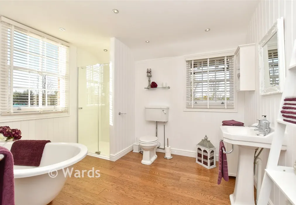 Family Bathroom - Moor Street, Rainham, Gillingham, Kent - Wards of Kent