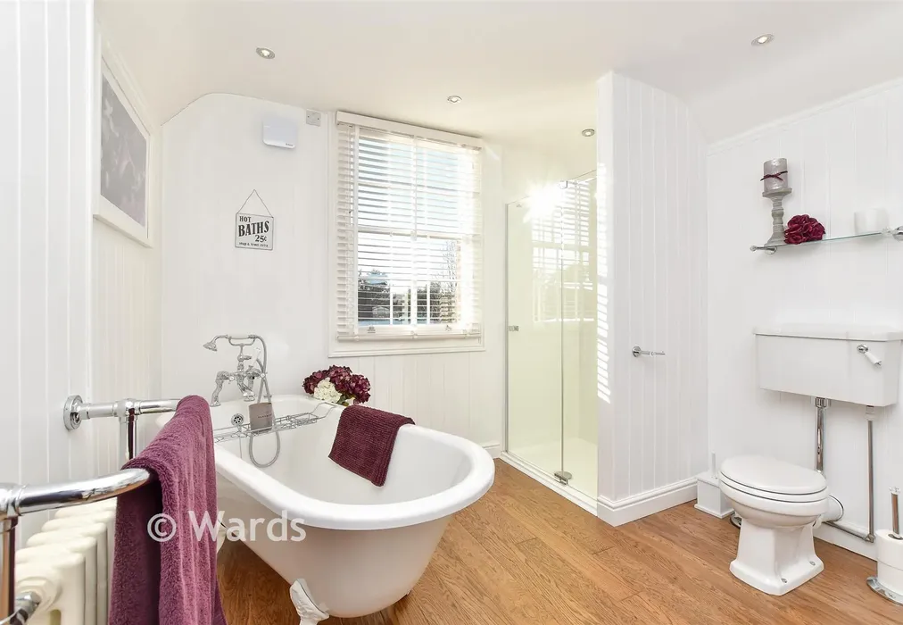 Family Bathroom - Moor Street, Rainham, Gillingham, Kent - Wards of Kent