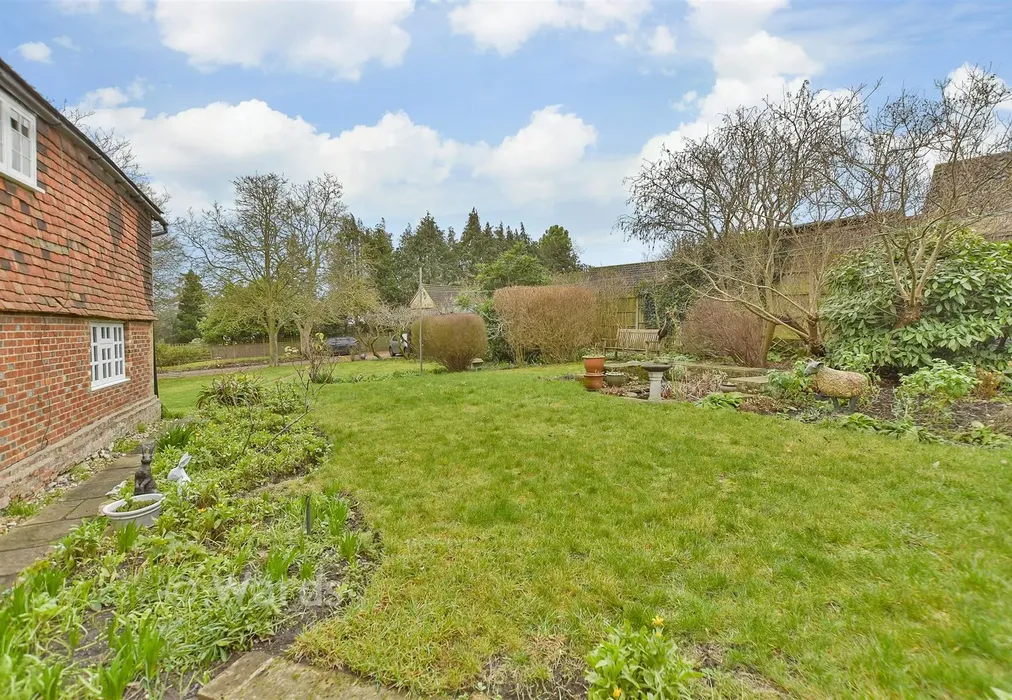 Side Garden - Bannister Hill, Borden, Sittingbourne, Kent - Wards of Kent