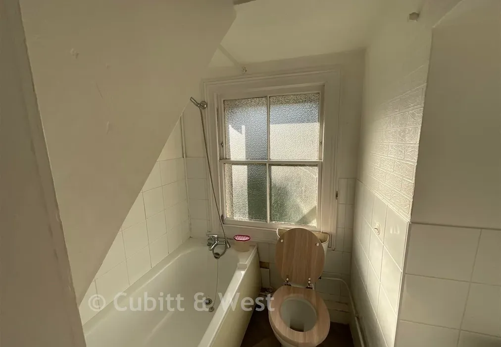 Bathroom - Montgomery Street, Hove, East Sussex - Wards of Kent