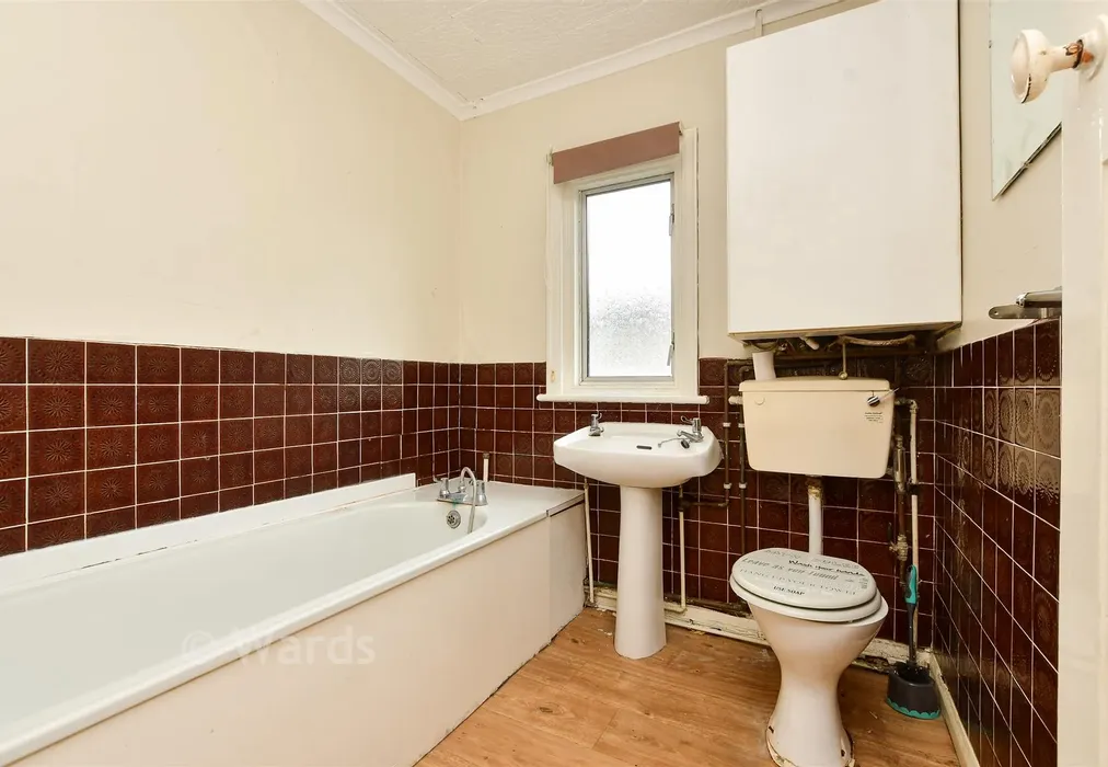 Bathroom - Charles Road, Ramsgate, Kent - Wards of Kent
