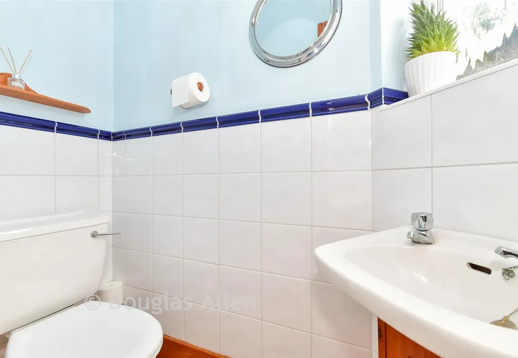 Cloakroom - Primrose Avenue, Chadwell Heath, Essex - Wards of Kent